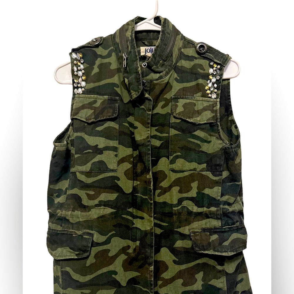 Camouflage vest with pockets